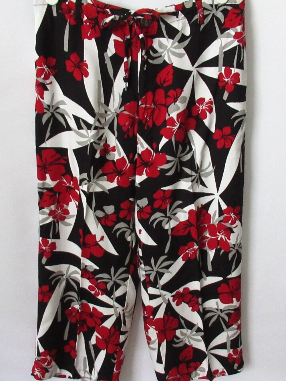c.b. casual red black floral tropical zip/tie front capri pants *Sz PM*